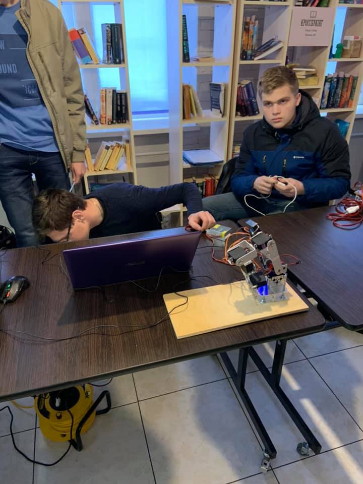 12.04.19 Polit 2.jpg